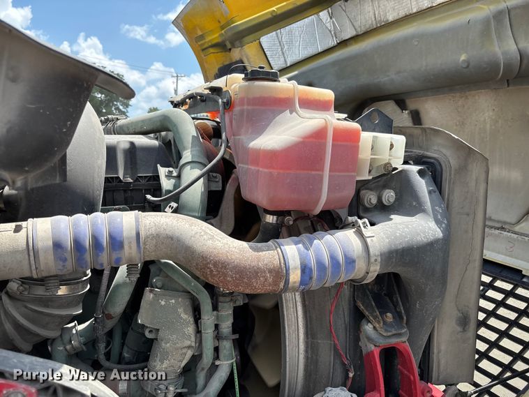 image for item FC1744 2015 Volvo VNL semi truck