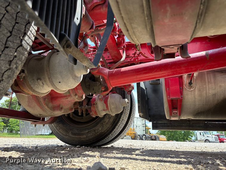 image for item FC1744 2015 Volvo VNL semi truck