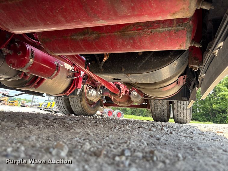 image for item FC1744 2015 Volvo VNL semi truck