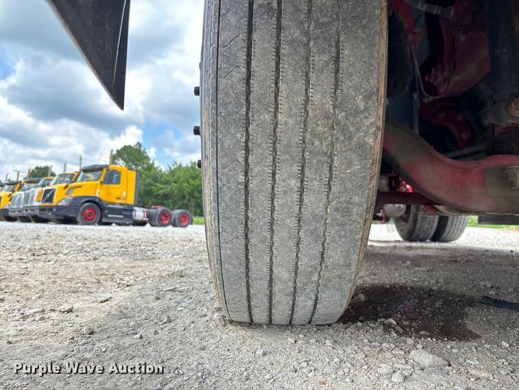 image for item FC1744 2015 Volvo VNL semi truck