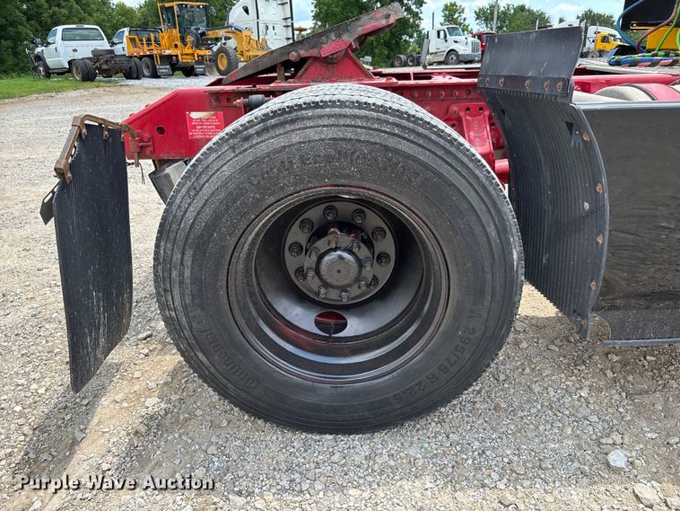 image for item FC1744 2015 Volvo VNL semi truck
