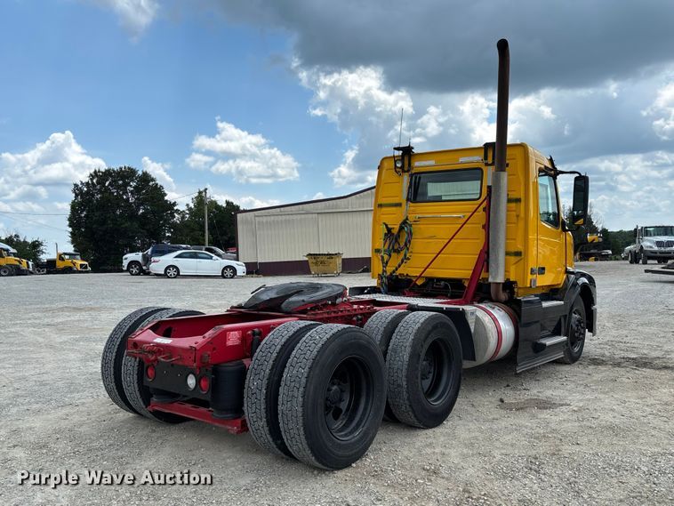 image for item FC1823 2016 Volvo VNL semi truck