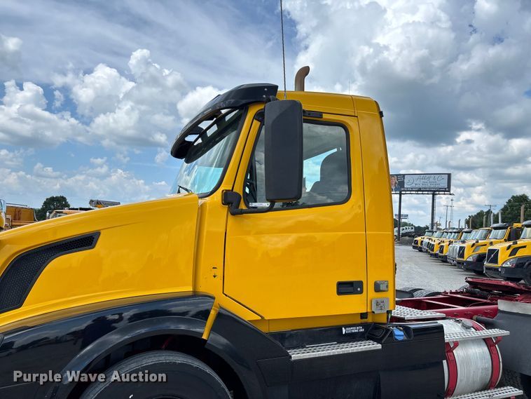 image for item FC1823 2016 Volvo VNL semi truck