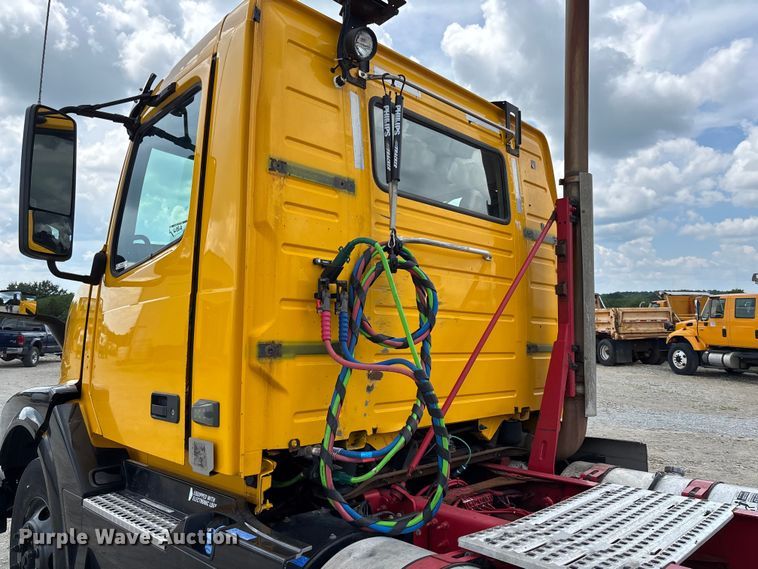 image for item FC1823 2016 Volvo VNL semi truck
