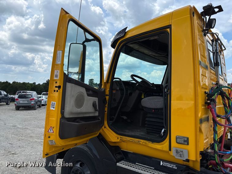 image for item FC1823 2016 Volvo VNL semi truck