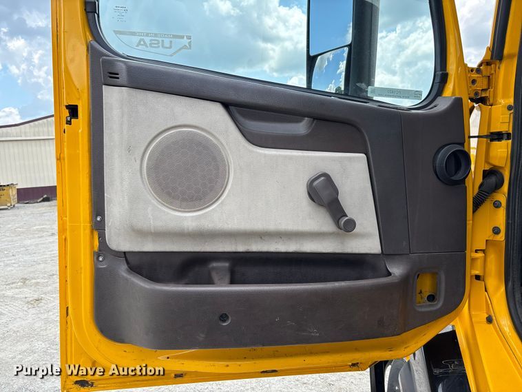 image for item FC1823 2016 Volvo VNL semi truck