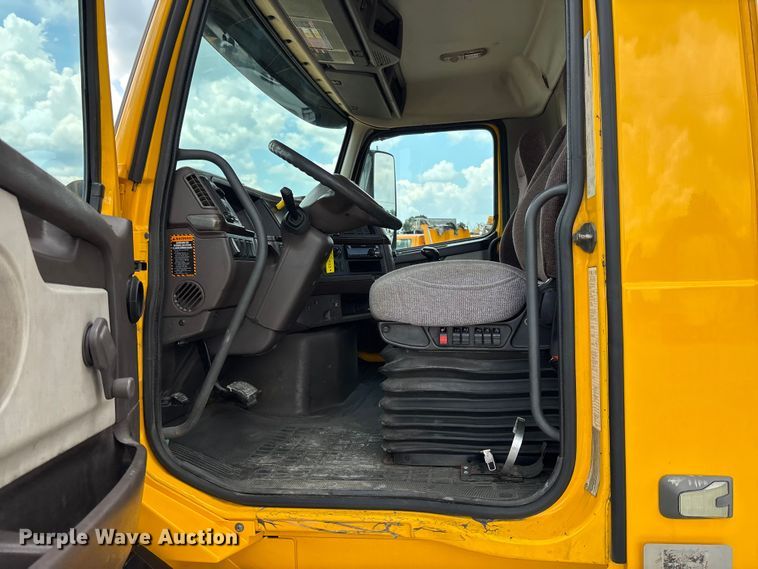 image for item FC1823 2016 Volvo VNL semi truck
