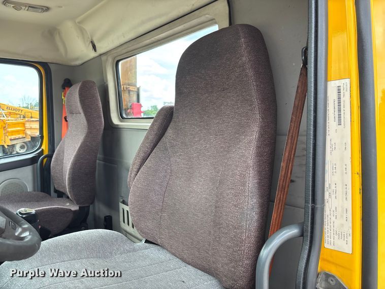 image for item FC1823 2016 Volvo VNL semi truck