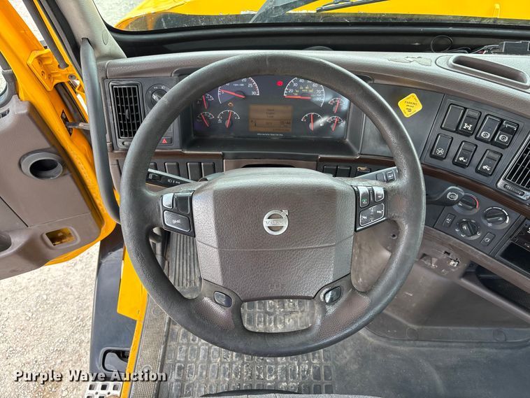 image for item FC1823 2016 Volvo VNL semi truck