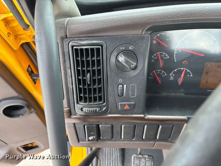 image for item FC1823 2016 Volvo VNL semi truck