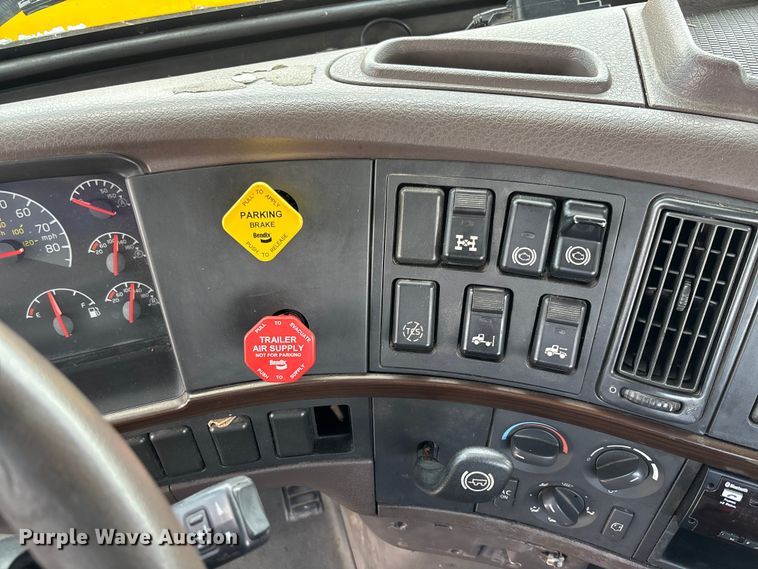 image for item FC1823 2016 Volvo VNL semi truck