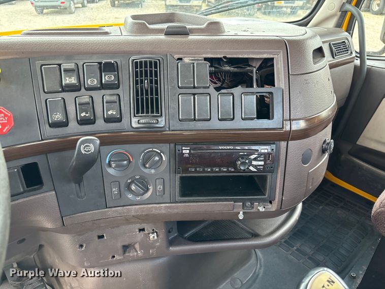 image for item FC1823 2016 Volvo VNL semi truck