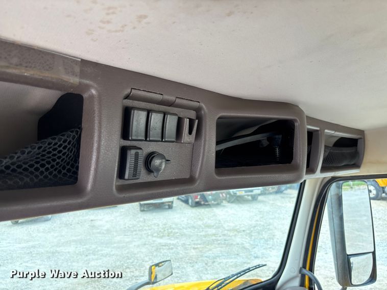 image for item FC1823 2016 Volvo VNL semi truck