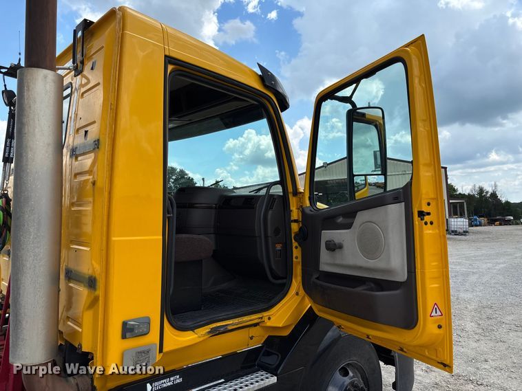image for item FC1823 2016 Volvo VNL semi truck