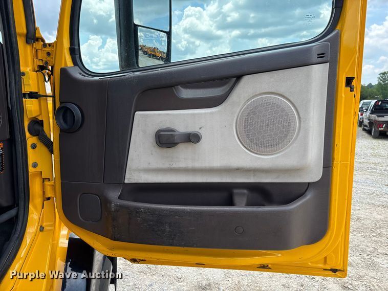 image for item FC1823 2016 Volvo VNL semi truck