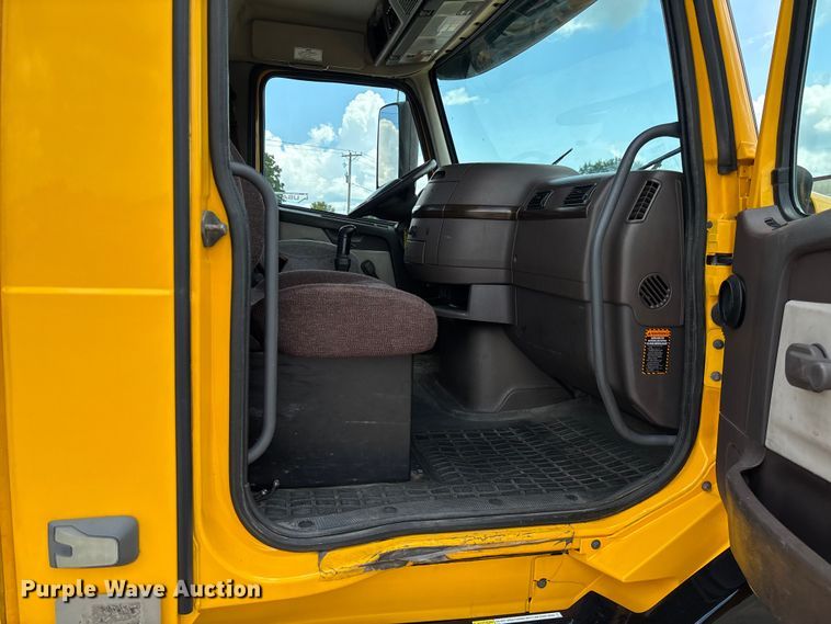 image for item FC1823 2016 Volvo VNL semi truck
