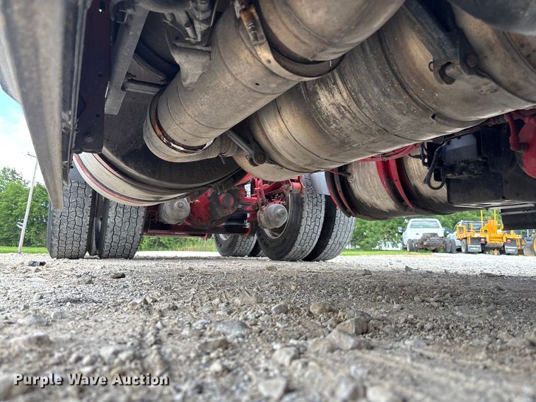 image for item FC1823 2016 Volvo VNL semi truck