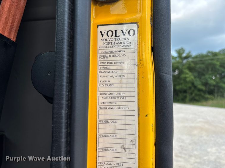 image for item FC1823 2016 Volvo VNL semi truck