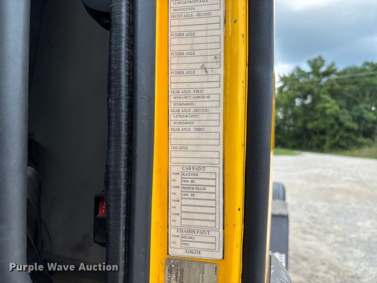 image for item FC1823 2016 Volvo VNL semi truck