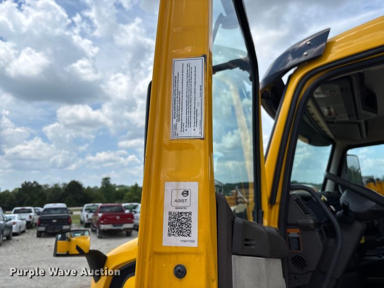 image for item FC1823 2016 Volvo VNL semi truck