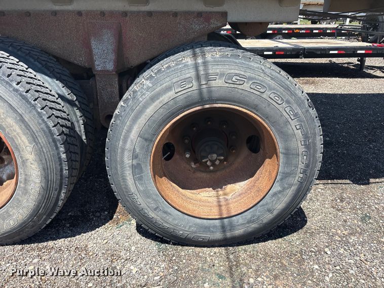 image for item FC2492 Fruehauf dump trailer