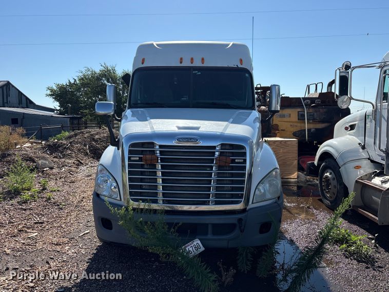 image for item FC2498 2009 Freightliner Cascadia semi truck