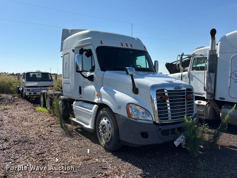 image for item FC2498 2009 Freightliner Cascadia semi truck
