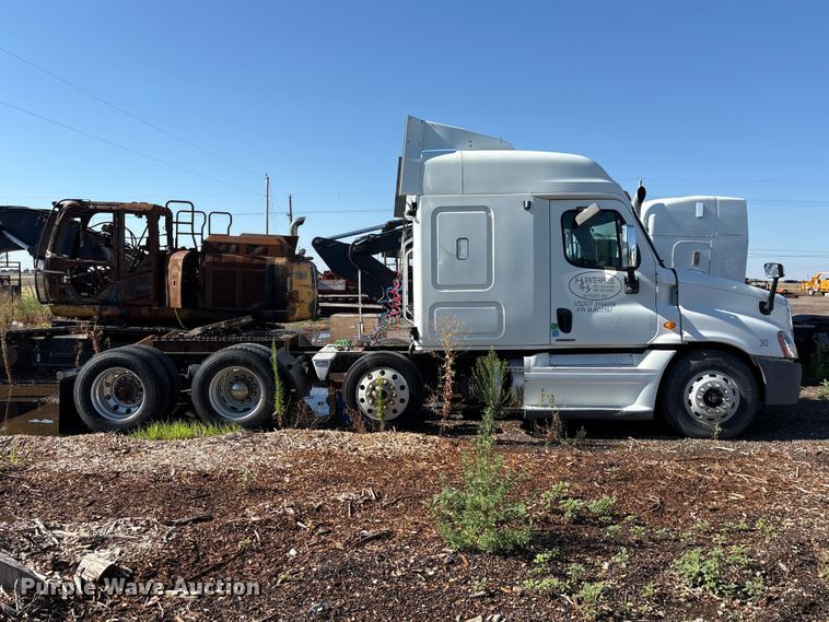 image for item FC2498 2009 Freightliner Cascadia semi truck