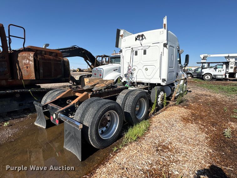 image for item FC2498 2009 Freightliner Cascadia semi truck