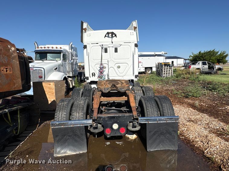 image for item FC2498 2009 Freightliner Cascadia semi truck