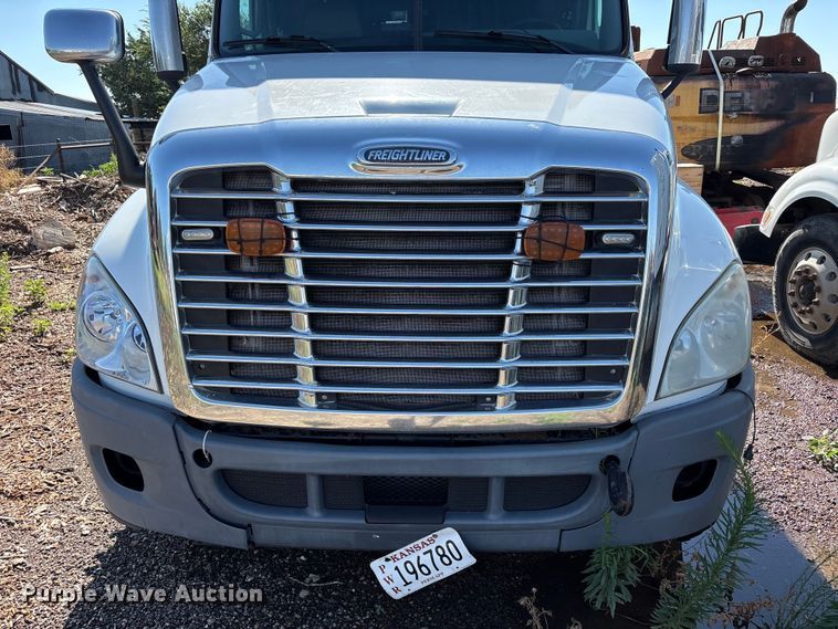 image for item FC2498 2009 Freightliner Cascadia semi truck