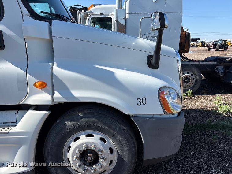 image for item FC2498 2009 Freightliner Cascadia semi truck