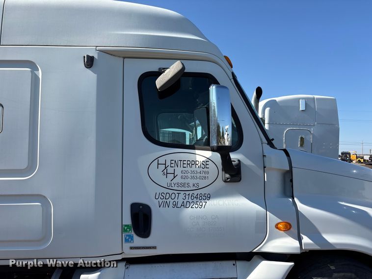 image for item FC2498 2009 Freightliner Cascadia semi truck