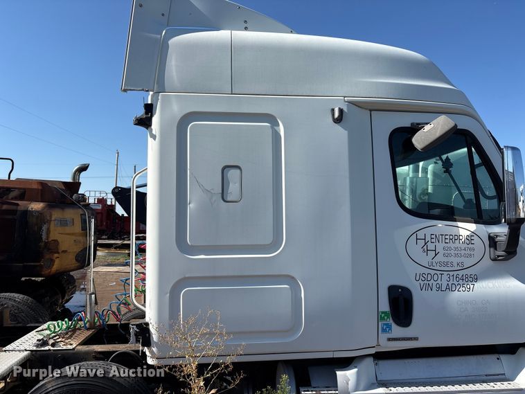 image for item FC2498 2009 Freightliner Cascadia semi truck