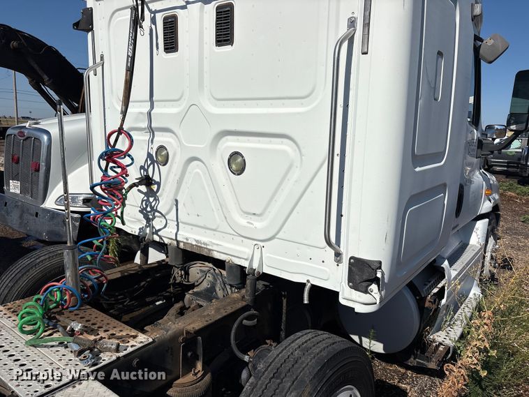 image for item FC2498 2009 Freightliner Cascadia semi truck