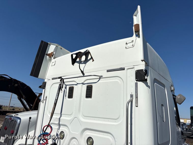 image for item FC2498 2009 Freightliner Cascadia semi truck
