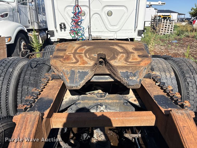 image for item FC2498 2009 Freightliner Cascadia semi truck