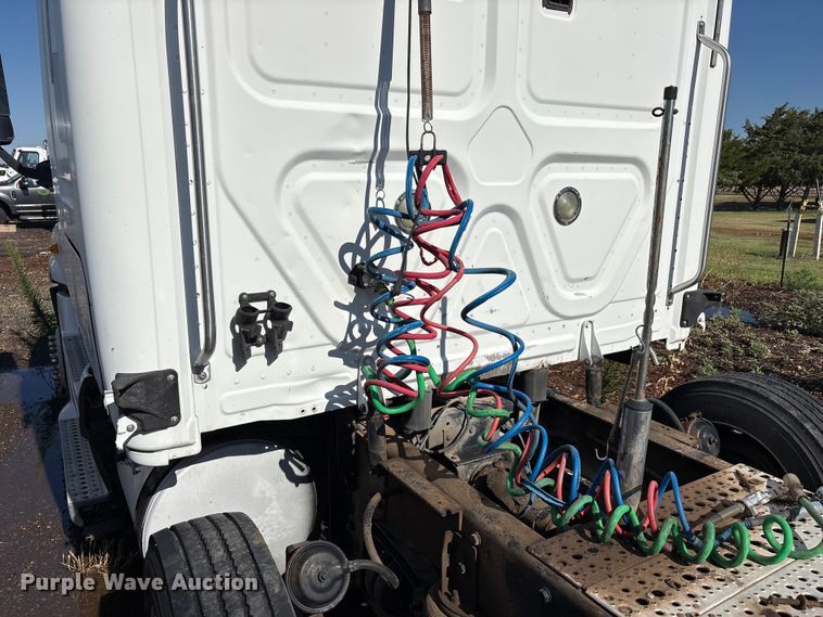 image for item FC2498 2009 Freightliner Cascadia semi truck