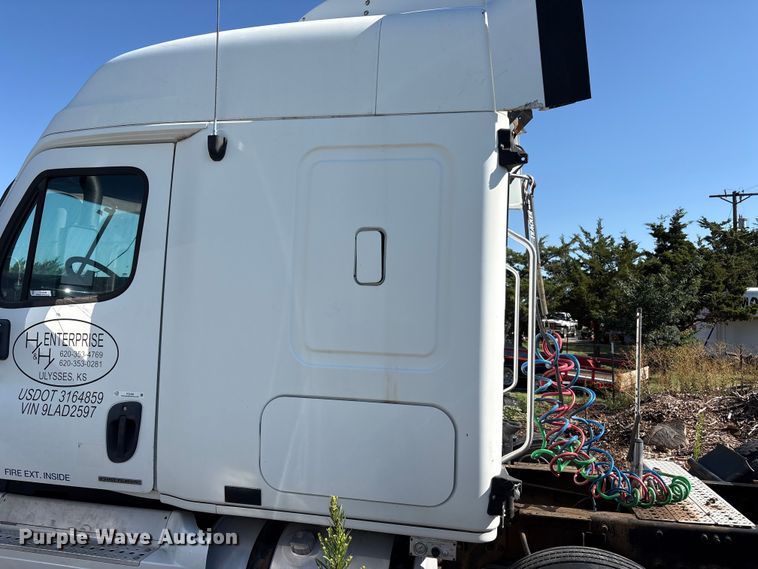 image for item FC2498 2009 Freightliner Cascadia semi truck