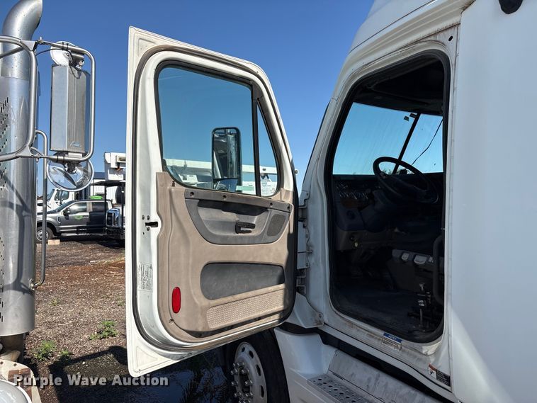 image for item FC2498 2009 Freightliner Cascadia semi truck