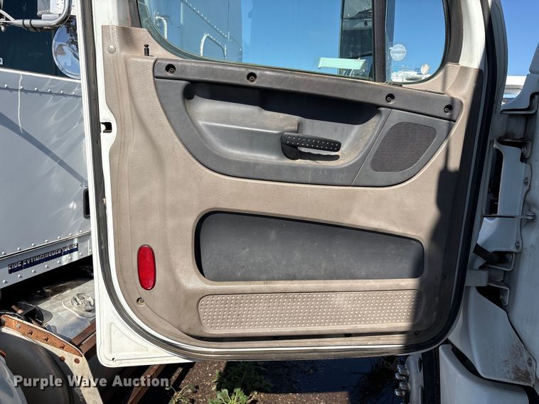 image for item FC2498 2009 Freightliner Cascadia semi truck