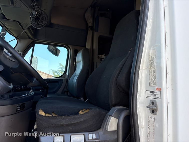 image for item FC2498 2009 Freightliner Cascadia semi truck
