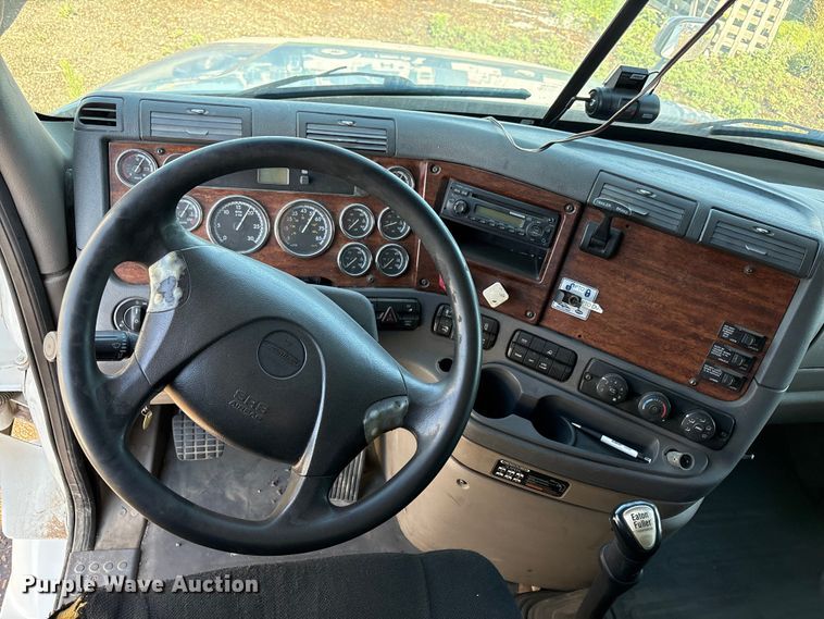 image for item FC2498 2009 Freightliner Cascadia semi truck
