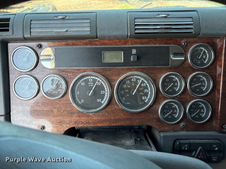 image for item FC2498 2009 Freightliner Cascadia semi truck
