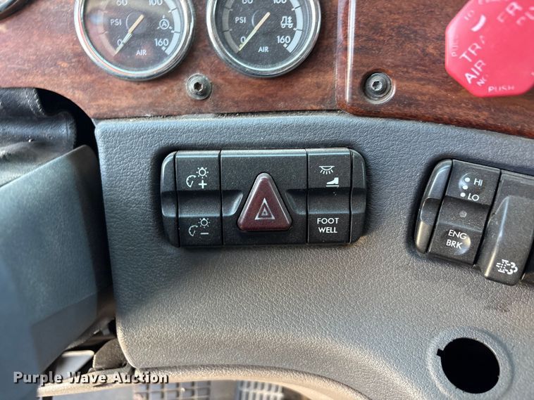 image for item FC2498 2009 Freightliner Cascadia semi truck