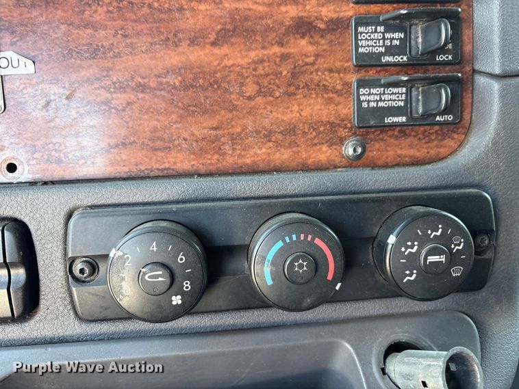 image for item FC2498 2009 Freightliner Cascadia semi truck