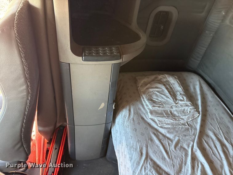 image for item FC2498 2009 Freightliner Cascadia semi truck