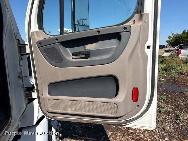 image for item FC2498 2009 Freightliner Cascadia semi truck