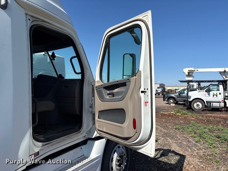 image for item FC2498 2009 Freightliner Cascadia semi truck