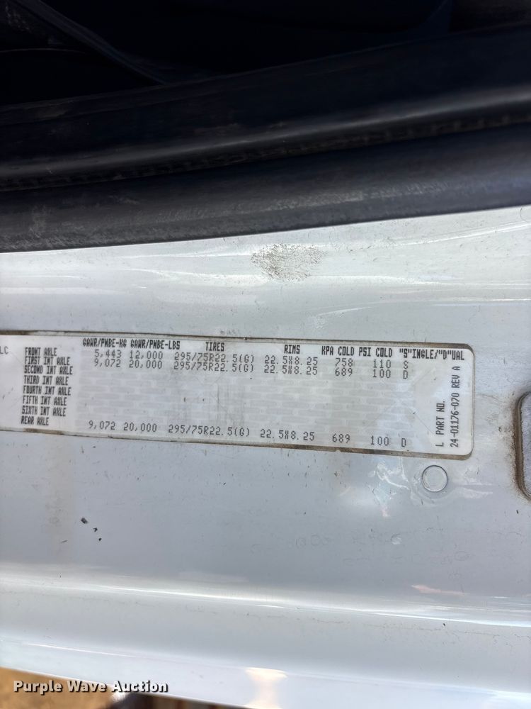 image for item FC2498 2009 Freightliner Cascadia semi truck